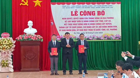 Lễ công bố sáp nhập đơn vị hành chính cấp xã, kết thúc hoạt động đơn vị hành chính cấp huyện