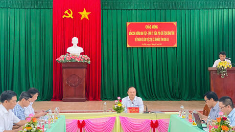 Đồng chí Dương Mah Tiệp Phó Chủ tịch UBND tỉnh Gia Lai kiểm tra bộ máy chính quyền xã Ân Hảo