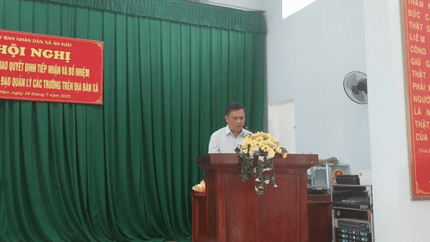 Hội nghị công bố, ra quyết định tiếp nhận và bổ nhiệm viên chức lãnh đạo quản lý các trường trên địa bàn xã