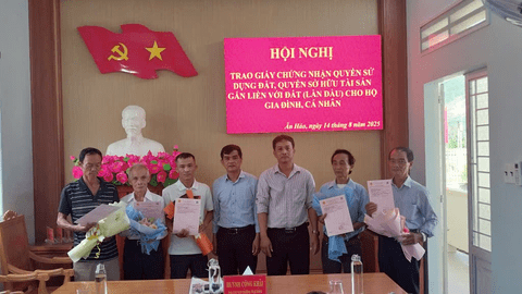 UBND Xã Ân Hảo tổ chức Hội nghị trao Giấy chứng nhận quyền sử dụng đất (lần đầu)