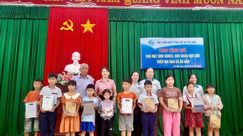 Hội Liên hiệp Phụ nữ xã Ân Hảo tổ chức Chương trình “Tặng vở, bút, đồ dùng học tập cho học sinh nghèo vượt khó học giỏi”