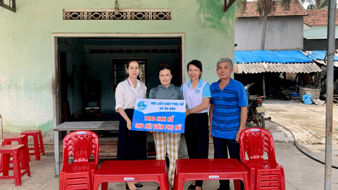 Hội LHPN xã Ân Hảo tổ chức trao sinh kế cho các chị Hội viên Nghèo, cận nghèo để phát triển kinh tế gia đình