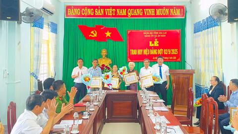 Đảng ủy xã Ân Hảo tổ chức Lễ trao tặng Huy hiệu Đảng đợt 02/9/2025