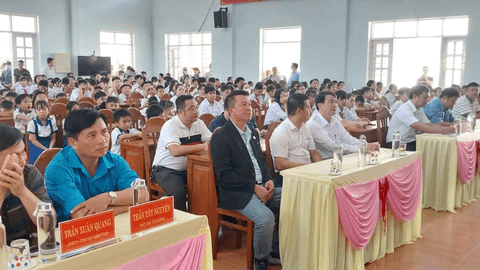 Trao quà chấp cánh ước mơ vươn tầm kiến thức tại xã Ân Hảo