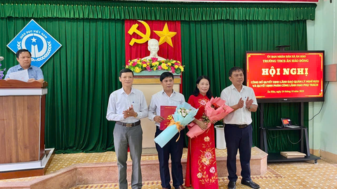 Hội nghị trao công bố quyết định lãnh đạo quản lý nghĩ hưu và và quyết định phân công lãnh đạo phụ trách