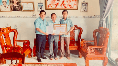 Lễ trao Huy hiệu 50 năm tuổi Đảng cho Đảng viên