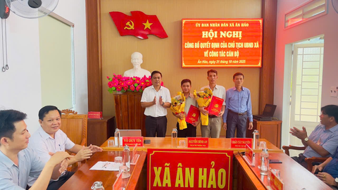 UBND xã Ân Hảo tổ chức hội nghị công bố quyết định  của Chủ tịch UBND xã về công tác cán bộ