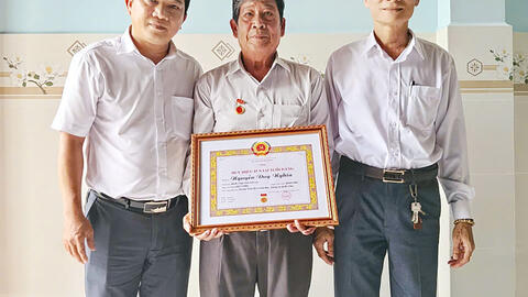 Trao Huy hiệu 45 năm tuổi Đảng cho đảng viên Nguyễn Duy Nghĩa