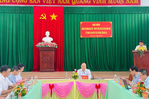 Đồng chí Dương Mah Tiệp Phó Chủ tịch UBND tỉnh Gia Lai kiểm tra bộ máy chính quyền xã Ân Hảo