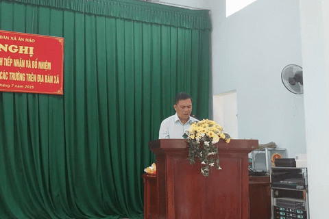 Hội nghị công bố, ra quyết định tiếp nhận và bổ nhiệm viên chức lãnh đạo quản lý các trường trên địa bàn xã