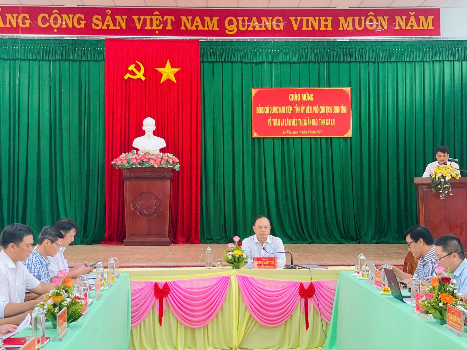 Quang cảnh buổi làm việc